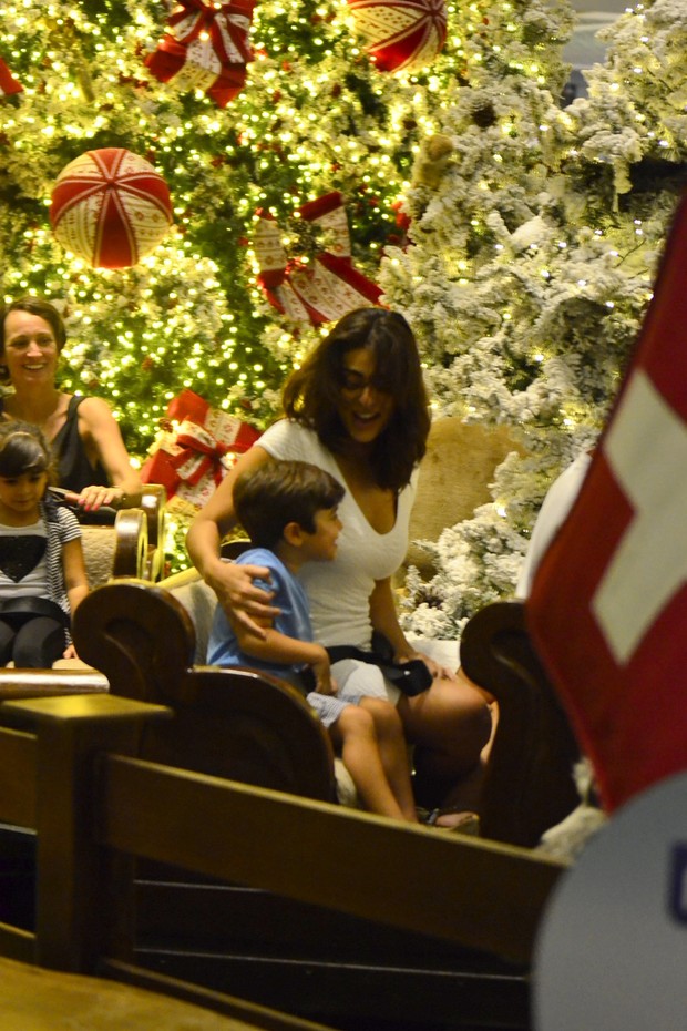Juliana Paes com a família no shopping  (Foto: Henrique Oliveira/AgNews)