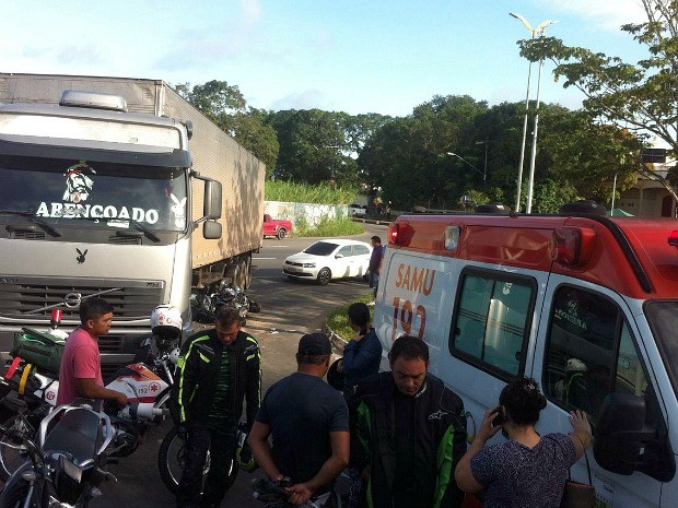 G1 Médico fica ferido após colisão entre motocicleta e carreta em