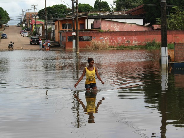 RO CHEIA Mulher atravessa Avenida Campos Sales sem se importar com o alerta de água contaminada, em Porto Velho (Foto: Arquivo pessoal)