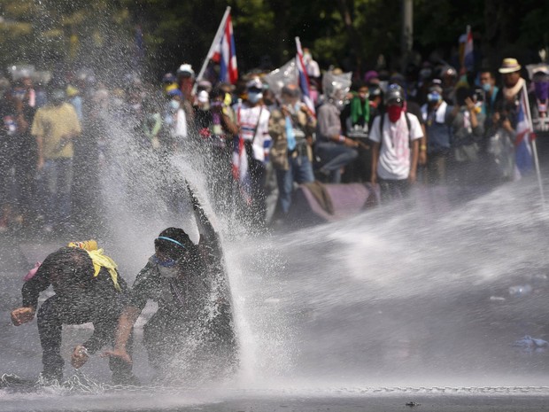 Polícia lança canhão de água contra manifestantes antigoverno em Bangcoc (Foto: Vincent Thian/AP)