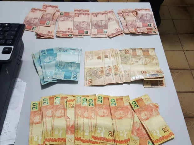 Dinheiro recuperado do roubo aos Correios de Alvorada (Foto: Divulgação)