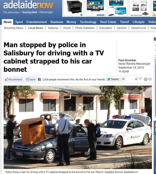 Homem foi parado pela polícia levando rack de TV em cima do capô do carro. (Foto: Reprodução)