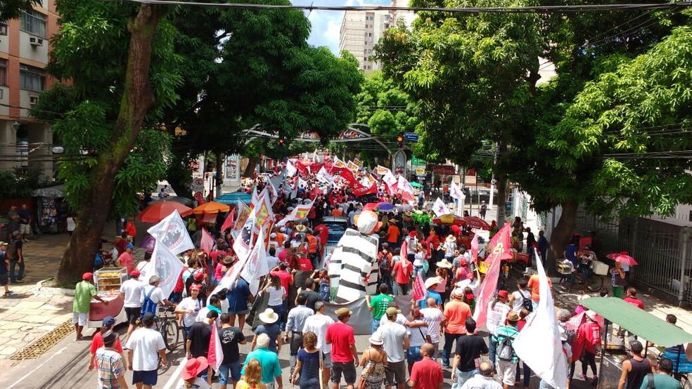 Manifestantes contra as reformas trabalhista e da previdência fazem passeata em Belém (Foto: Arthur Sobral / G1)