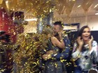 Em festa surpresa, Fernanda Lima ganha beijão de Rodrigo Hilbert