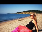Angélica posta foto relaxando na praia e exibe barrigão de grávida
