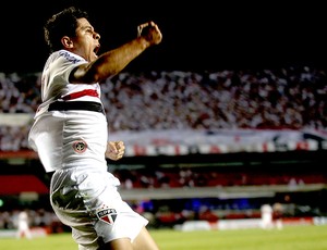 Osvaldo comemora gol do São Paulo contra o The Strongest (Foto: Andre Penner / AP)