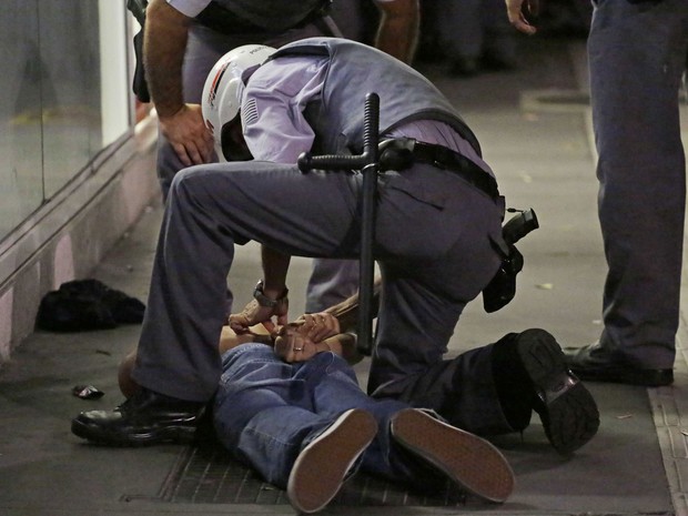 Manifestante é detido por PM em protesto na Avenida Paulista (Foto: Nelson Antoine/Fotoarena/Folhapress)