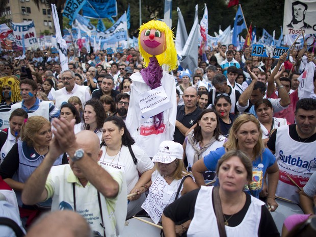 Grevistas usaram um boneco representando um professor (Foto: Victor R. Caivano/AP)