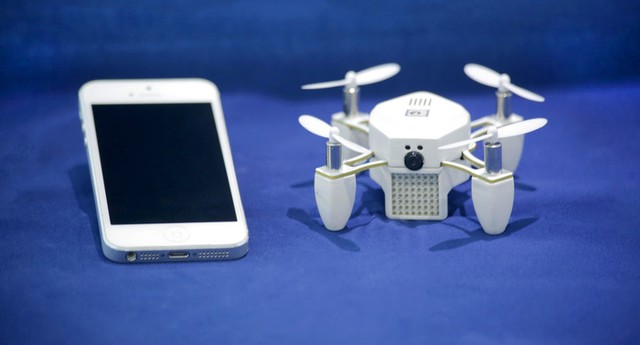 O drone tem a capacidade de se estabilizar no ar e seguir os movimentos do usuário (Foto: Divulgação)