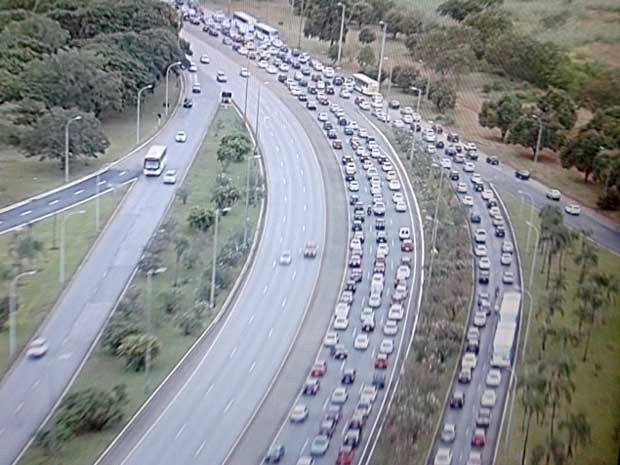 Imagem aérea mostra trânsito parado em direção ao Aeroporto Juscelino Kubitscheck, em Brasília (Foto: Reprodução/TV Globo)