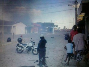 Incêndio foi combatido com carros-pipa antes da chegada dos bombeiros em Nova Cruz (Foto: Sarah Lourenço)