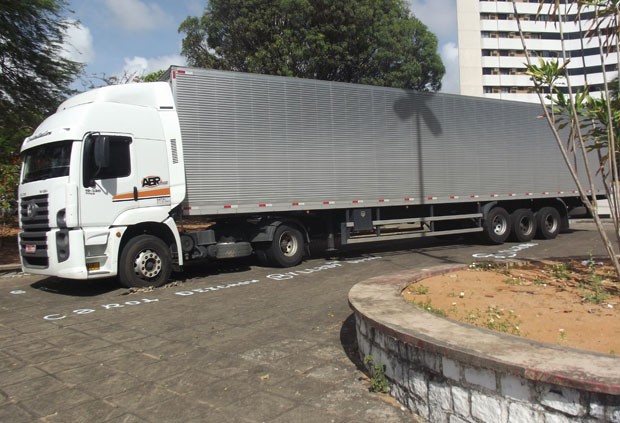 Motorista afirma que tentou manobras sobre a praça depois de pegar uma rua errada (Foto: Rafael Barbosa/G1)