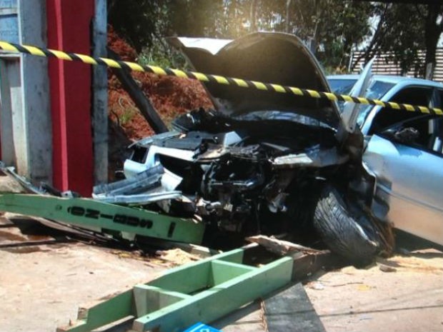 Ponto de ônibus ficou destruído após impacto em Sorocaba (Foto: Reprodução/TV TEM)