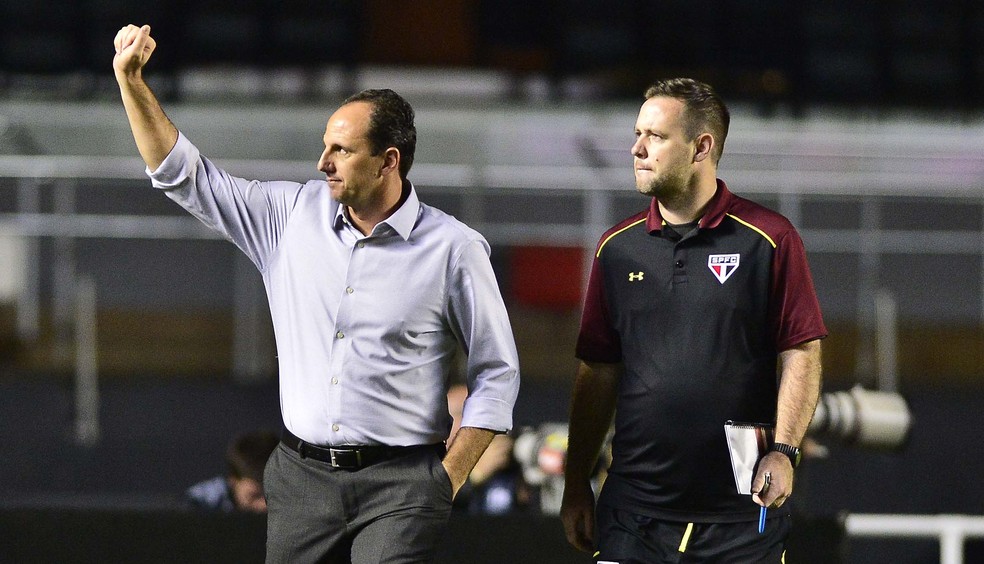 Rogério Ceni acena para a torcida ao lado do auxiliar Michael Beale (Foto: Marcos Ribolli)