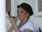 Após lanche com amiga, Shakira limpa os dentes com as mãos 
