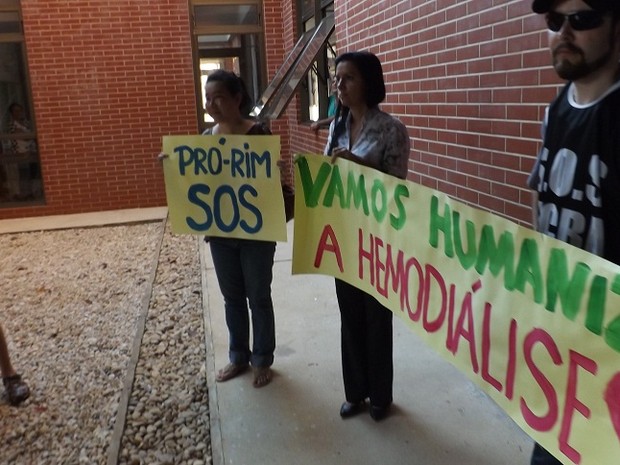 Servidores públicos federais fazem manifesto por melhorias no atendimento aos pacientes de hemodiálise no anexo da Fundação Pró-Rim, em Palmas (Foto: Divulgação/Sintsep/TO)