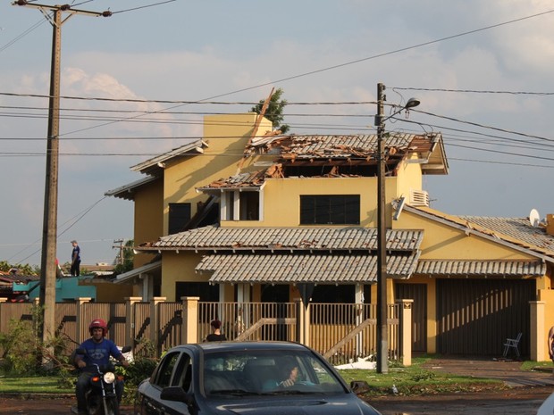 Levantamento prévio da Defesa Civil indica que 1,4 casas e estabelecimentos comerciais foram danificados pelos ventos (Foto: Prefeitura de Marechal Cândido Rondon / Divulgação)