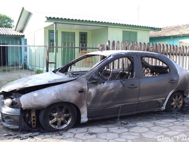 Carro particular foi incendiado em Laguna, no Sul de SC (Foto: Elvis Palma/Divulgação)