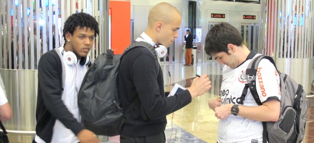 Jogadores do Corinthians na chegada a Dubai (Foto: Carlos Augusto Ferrari / Globoesporte.com)