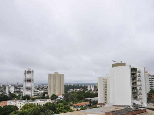 Dia amanheceu nublado na capital mato-grossense. (Foto: Claryssa Amorim/ G1)