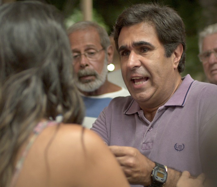 Assim que confere os números, Hugo passa mal e assusta Dorinha (Foto: TV Globo)