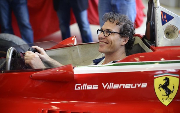 Jacques posa em carro utilizado por pai Gilles Villeneuve (Foto: Reprodução/Twitter)