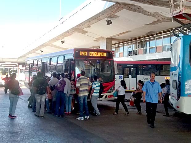Passageiros embarcam em ônibus após quatro hoas de paralisação dos rodoviários do DF (Foto: Lucas Nanini/G1)