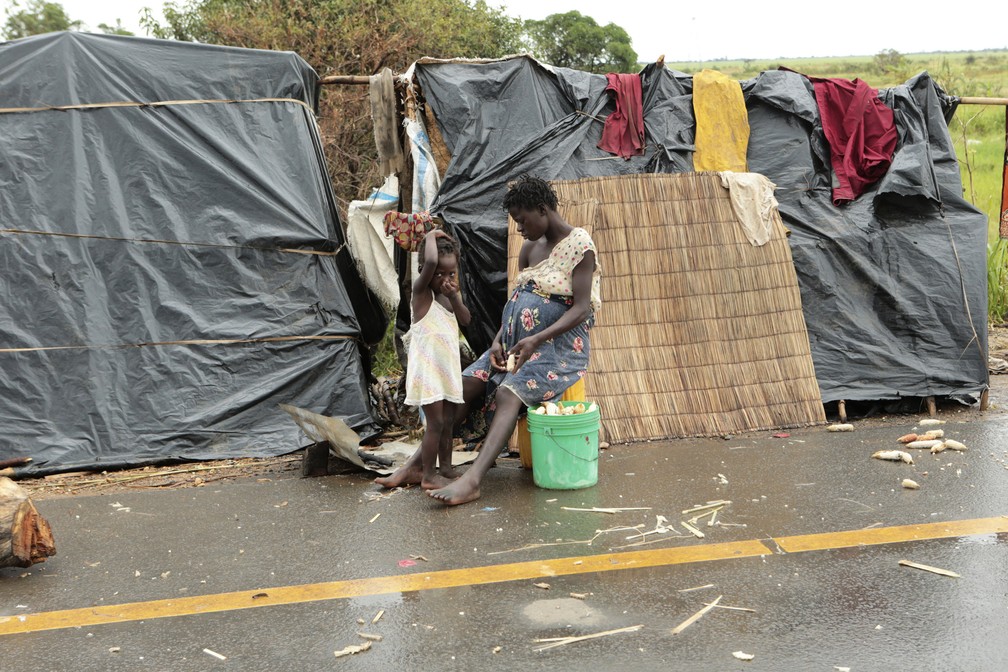 Sobreviventes fazem abrigo ao lado de estrada a 50 km de Beira, em Moçambique, nesta sexta-feira (22) — Foto: Tsvangirayi Mukwazhi/AP