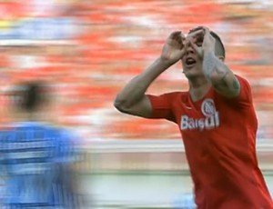 D&#39;Alessandro comemora gol imitando binoculo (Foto: Reprodução SporTV)