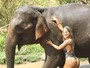 Vanessa Mesquita dá banho em elefante vestindo maiô cavado