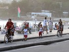 Ronaldo passeia com os filhos na orla do Rio