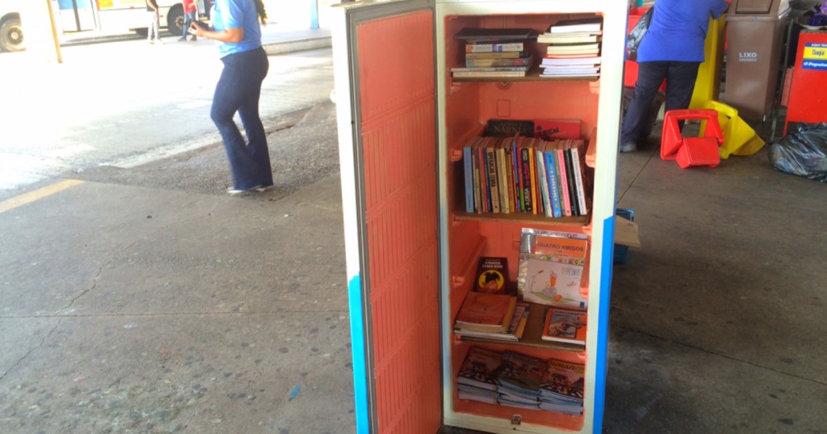 G1 Geladeira vira biblioteca e empresta livros em terminal de ônibus