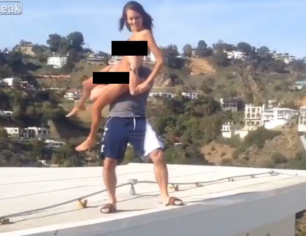 Dan Bilzerian arremessou a atriz pornô Janice Griffith de um telhado em direção a piscina, e a jovem acabou quebrando o pé (Foto: Reprodução/LiveLeak)