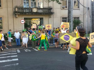 Em Tietê manifestantes pediram impeachment da presidente (Foto: Romeu Neto/ TV TEM) Em Tietê manifestantes pediram impeachment da presidente (Foto: Romeu Neto/ TV TEM)