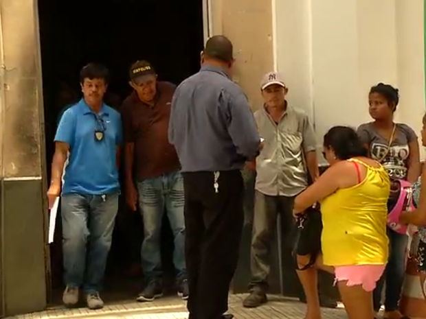 Parentes esperam liberação de corpos no Itep em Natal (Foto: Reprodução/Inter TV Cabugi)