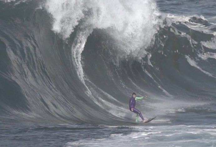 Pedro Scooby bare projetyo das ondas mais perigosas do Brasil em pico escondido em baía no canto direito de Itacoatiara, Niterói (Foto: Uma Rosa Filmes)