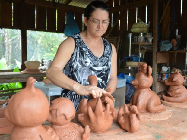Aurilda Gama trabalha com o marido na produção de peças com argila (Foto: Paula Casagrande/G1)