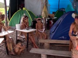 Índios têm aulas em barracos improvisados às margens da BA-001 (Foto: Reprodução/TV Santa Cruz)