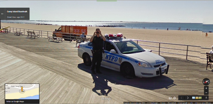 Policial tira uma foto do carro do Google Street View no exato momento que tem sua imagem capturada pelo serviço de mapas (Foto: Reprodução/Google)