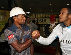 Zé Roberto desembarca em Porto Alegre (Foto: Diego Guichard/GLOBOESPORTE.COM)