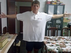 Camiseta que Bruno usava quando tinha 134 kg ficou larga (Foto: Arquivo pessoal)