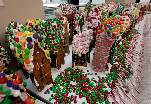 Chef Jon Lovitch construiu 'cidade' de doces (Foto: Richard Drew/AP)