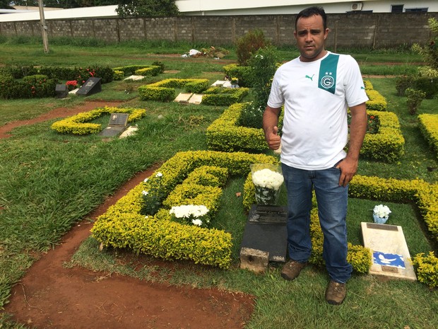 Motorista Celewis Henrique Guimarães visitou túmulo do ex-jogador Fernandão, em Goiânia, Goiás (Foto: Vitor Santana/G1)