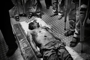 O corpo do ditador Muammar Kadhafi é retratado por Mauricio em um frigorífego depois de sua morte (uso único, não reaproveitar) (Foto: Mauricio Lima)