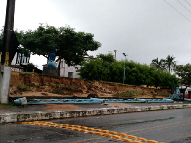 As chuvas destruíram parte da Praça Nossa Senhora do Livramento que fica na entrada da cidade (Foto: Deusdeti Freire/VC no G1)