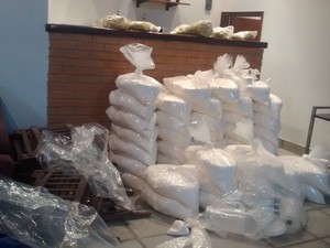 Toneladas de pasta base e cocaína refinada estavam em diversos pontos da mansão, em Santa Isabel (Foto: Jamile Santana/ G1)