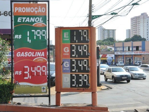 Foto tirada no dia 5 de outubro deste ano mostra preço de combustível após aumento (Foto: Carlos Palmeira/G1)