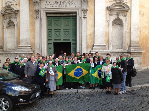 Grupo com cerca de 40 religiosos brasileiros antes do início da caminhada em Roma neste domingo (10) (Foto: Juliana Cardilli/G1)