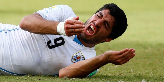 Suarez italia x uruguai (Foto: Reuters)