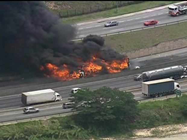 Caminhões pegam fogo após acidente na Rodovia Anhanguera (Foto: Reprodução/ TV Globo)